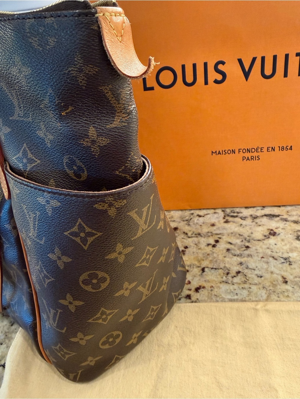 Louis Vuitton Totally MM Monogram Canvas Tote - Picture 4 of 7